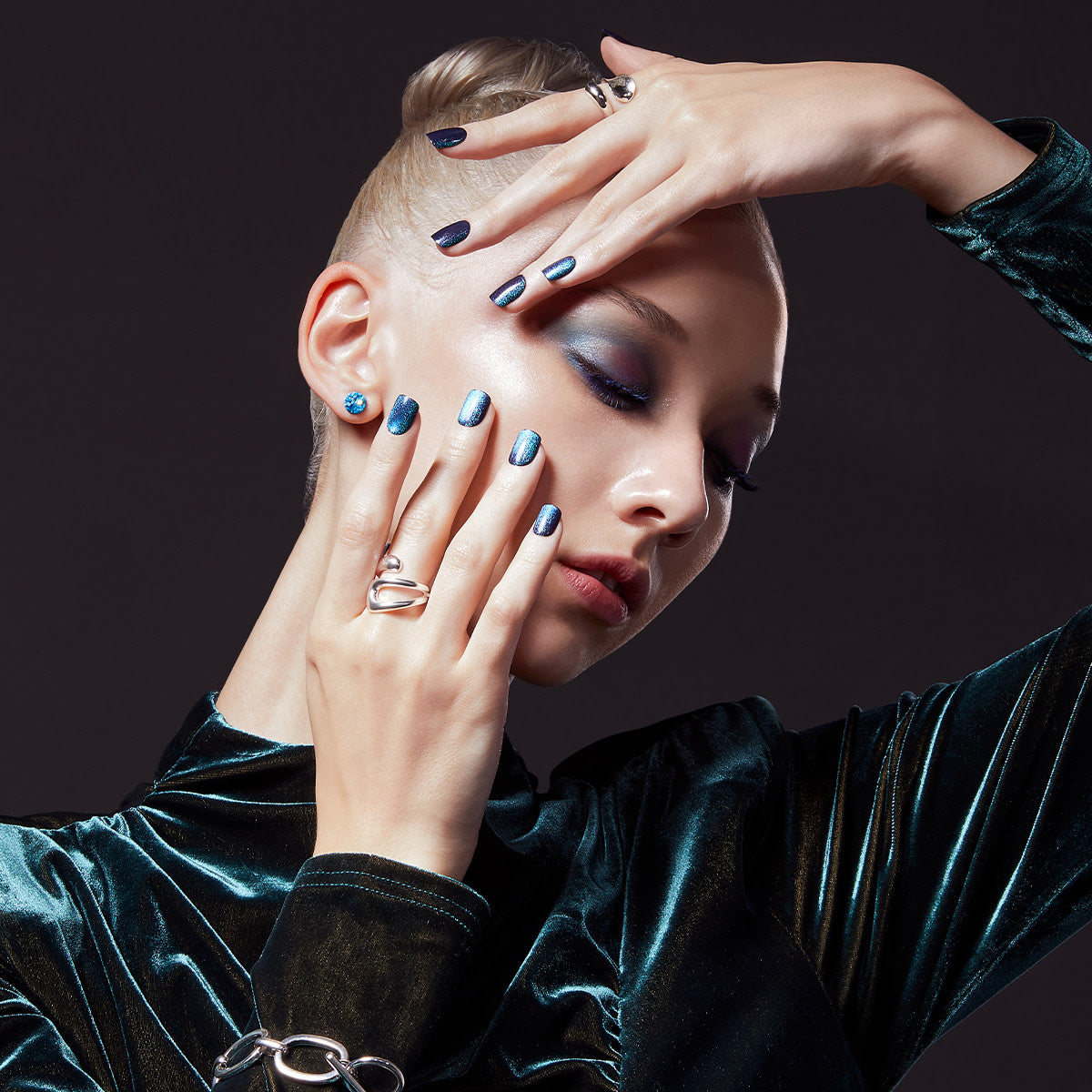colorFX by imPRESS Press-On Nails, No Glue Needed, Tmavě zelená, Short Zaoblený, 30 ks