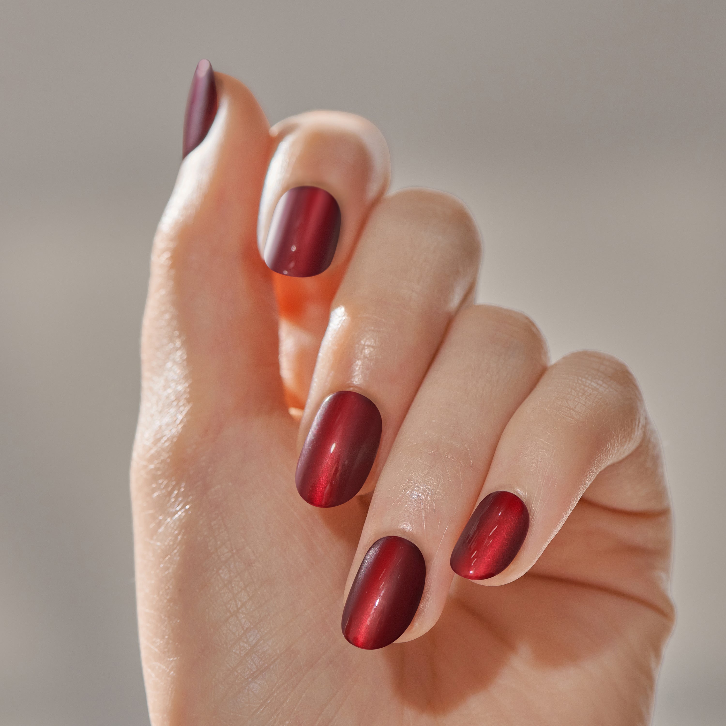 Kiss colorFX od Impress Press On Nails, bez potřeby lepidla, červené, krátké, oválný tvar, 30 ks.
