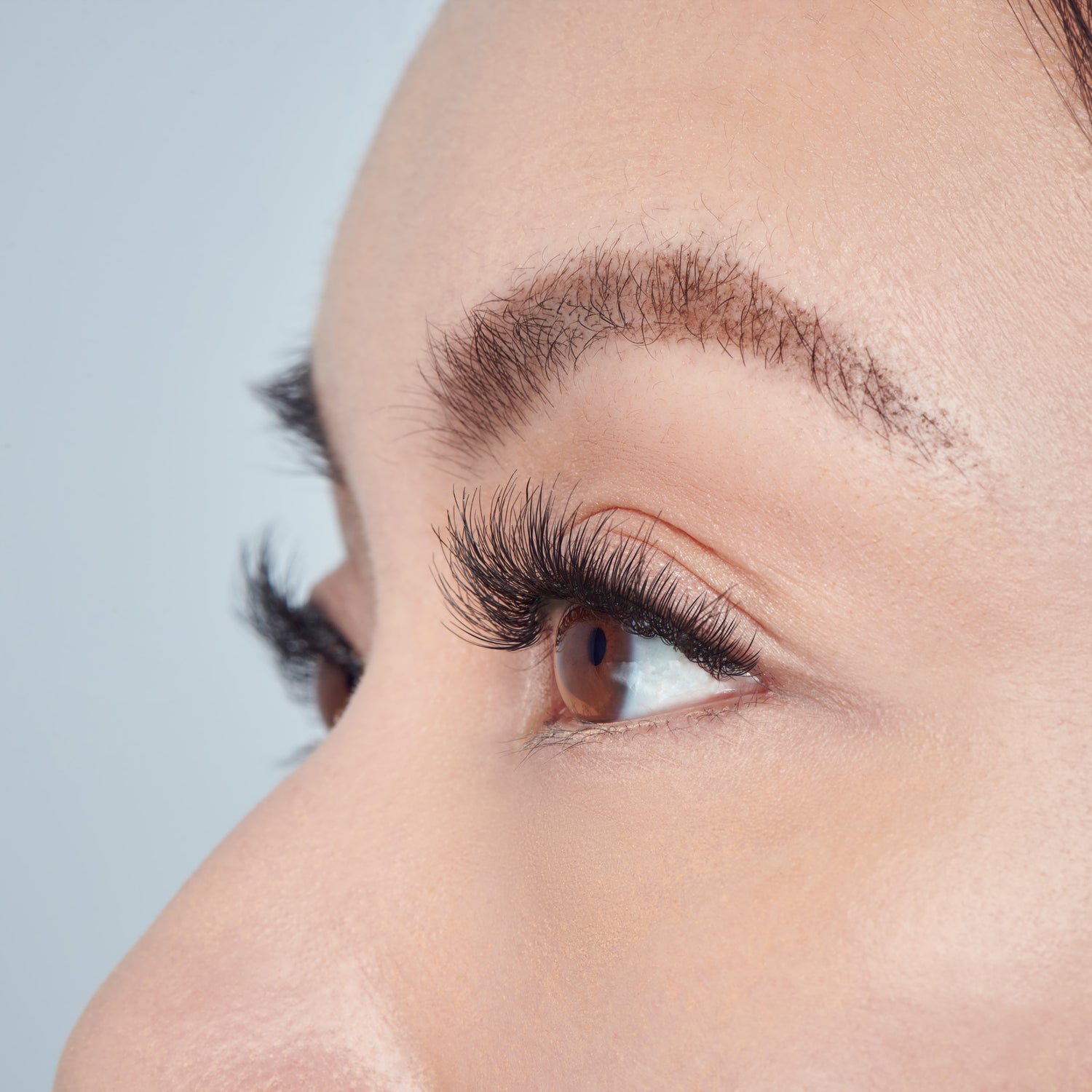 KISS So Natural falešné řasy, „Fluffy Natural“, 10 mm–12 mm, střední objem, 5 párů